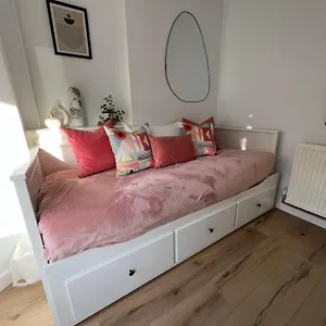 2025 Award Winner Peach House - 4 Bedrooms Holiday home Liverpool